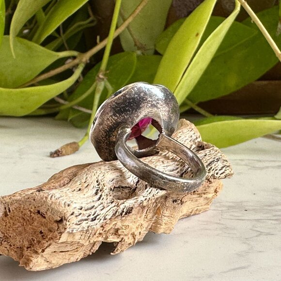 Vintage Sterling Silver Flower Design Ring With Faceted Round Simulated Ruby - Picture 7 of 11